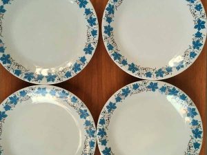 Τέσσερα Παλαιά Ελληνικά Πιάτα ΕΛΚΕ Χαλκίς Με Φυτικό Διάκοσμο